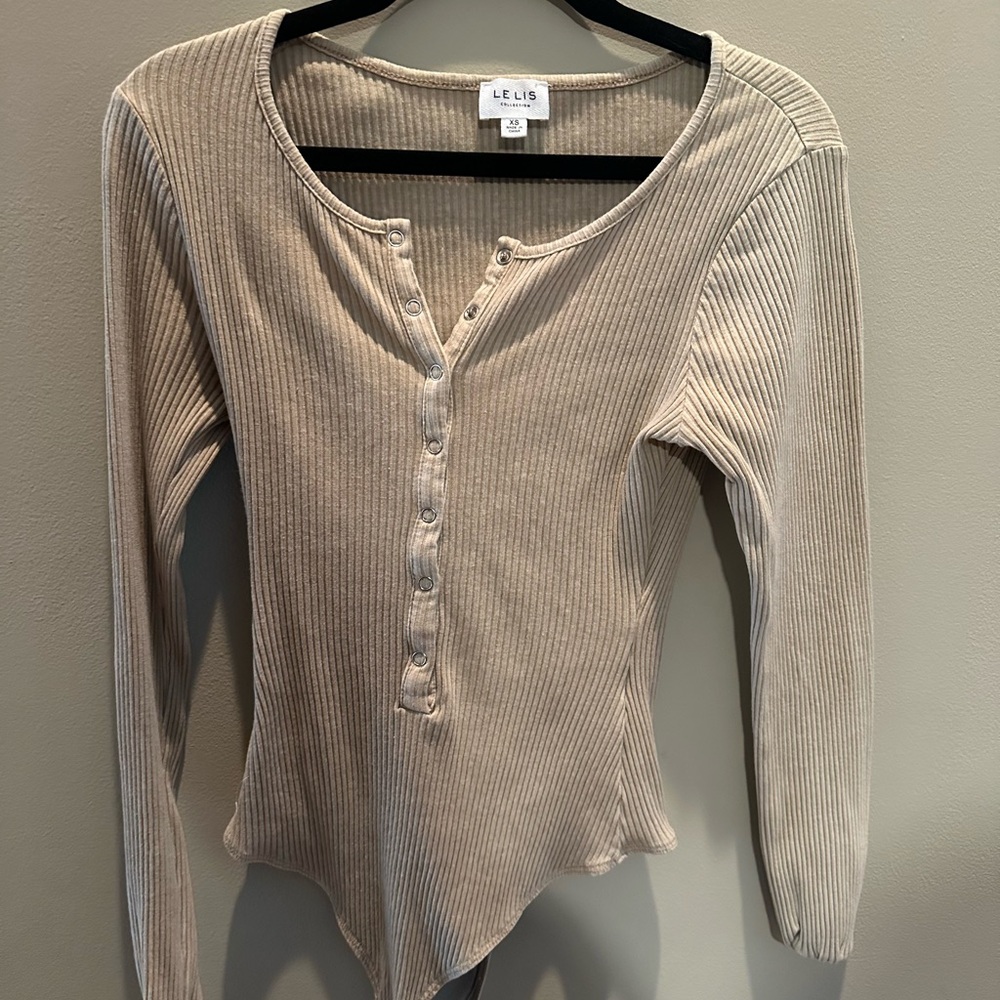 LE LIS Women's Tan Ribbed Henley Bodysuit